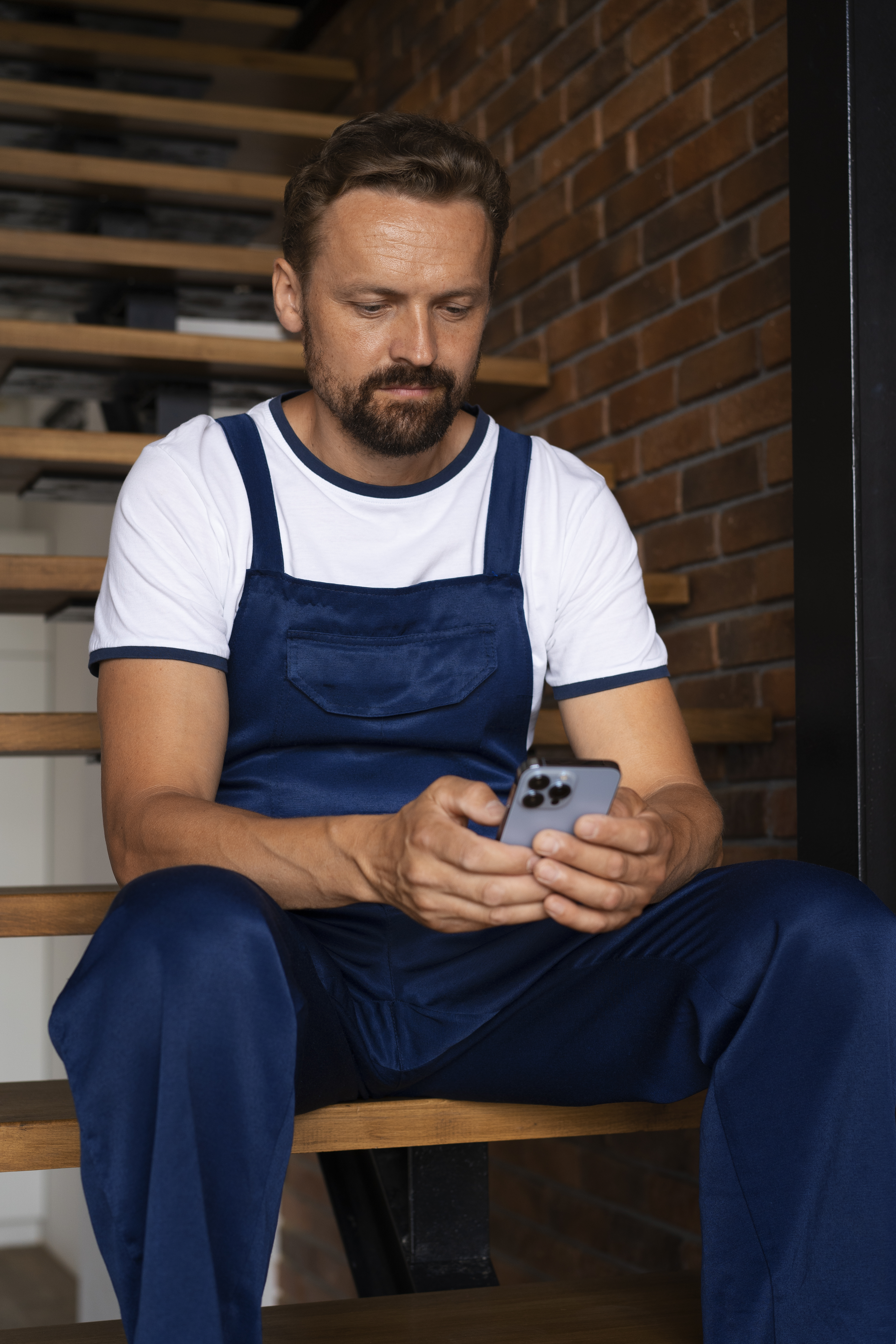 Formateur accompagnant un stagiaire