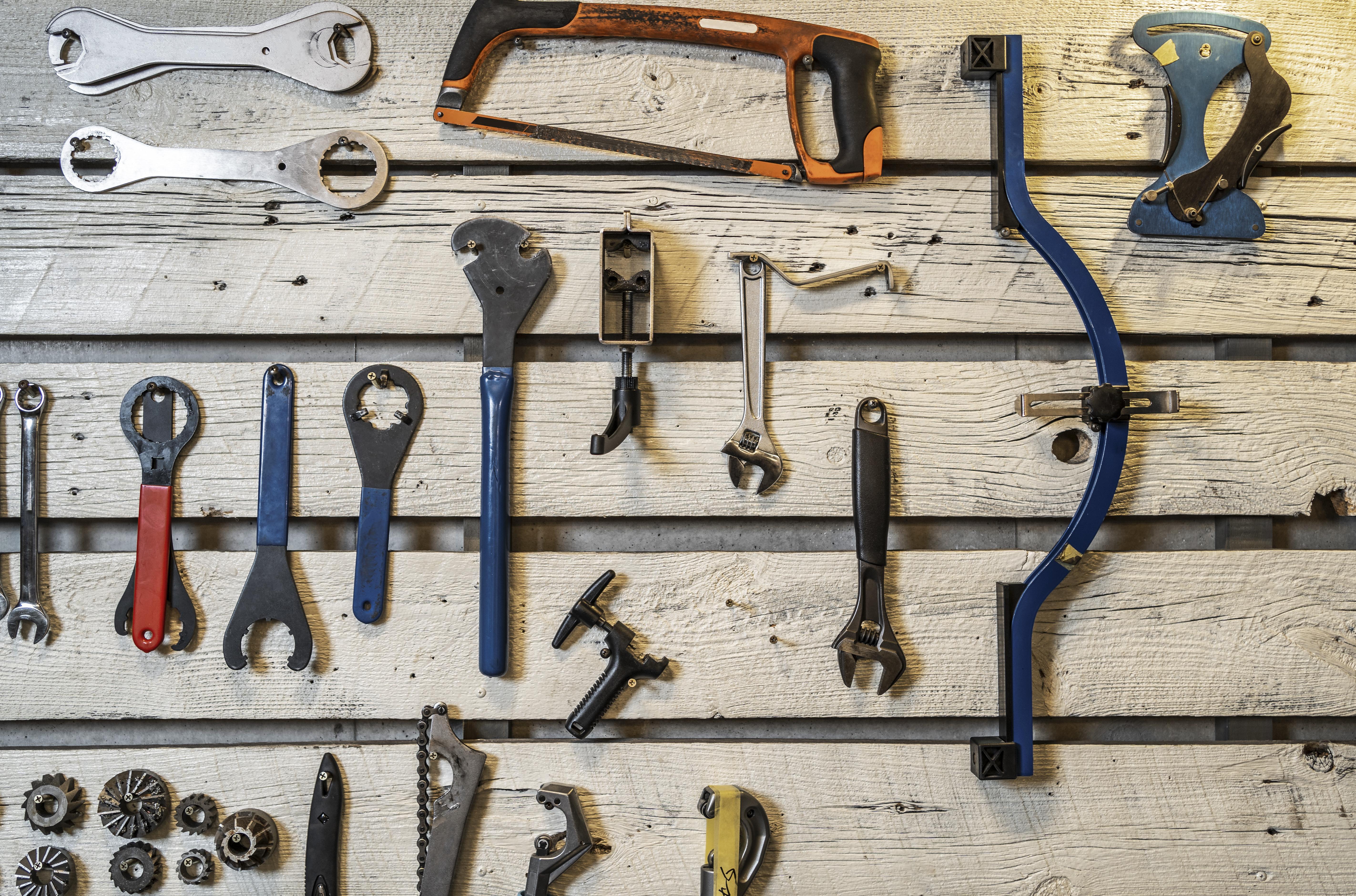 Outils de serrurerie sur établi